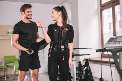 der EMS Anzug wird zum EMS Training vom Trainer angelegt